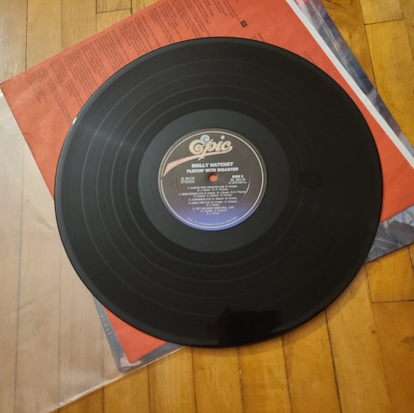Molly Hatchet Flirtin With Disater vintage vinyl record pristine condition - Picture 6 of 9